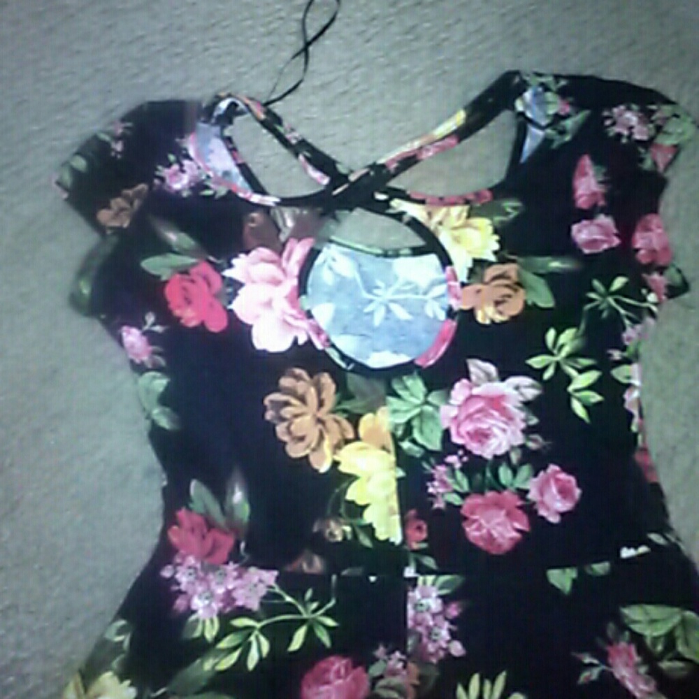 Short sleeve , dress , floral , Cross strap ,